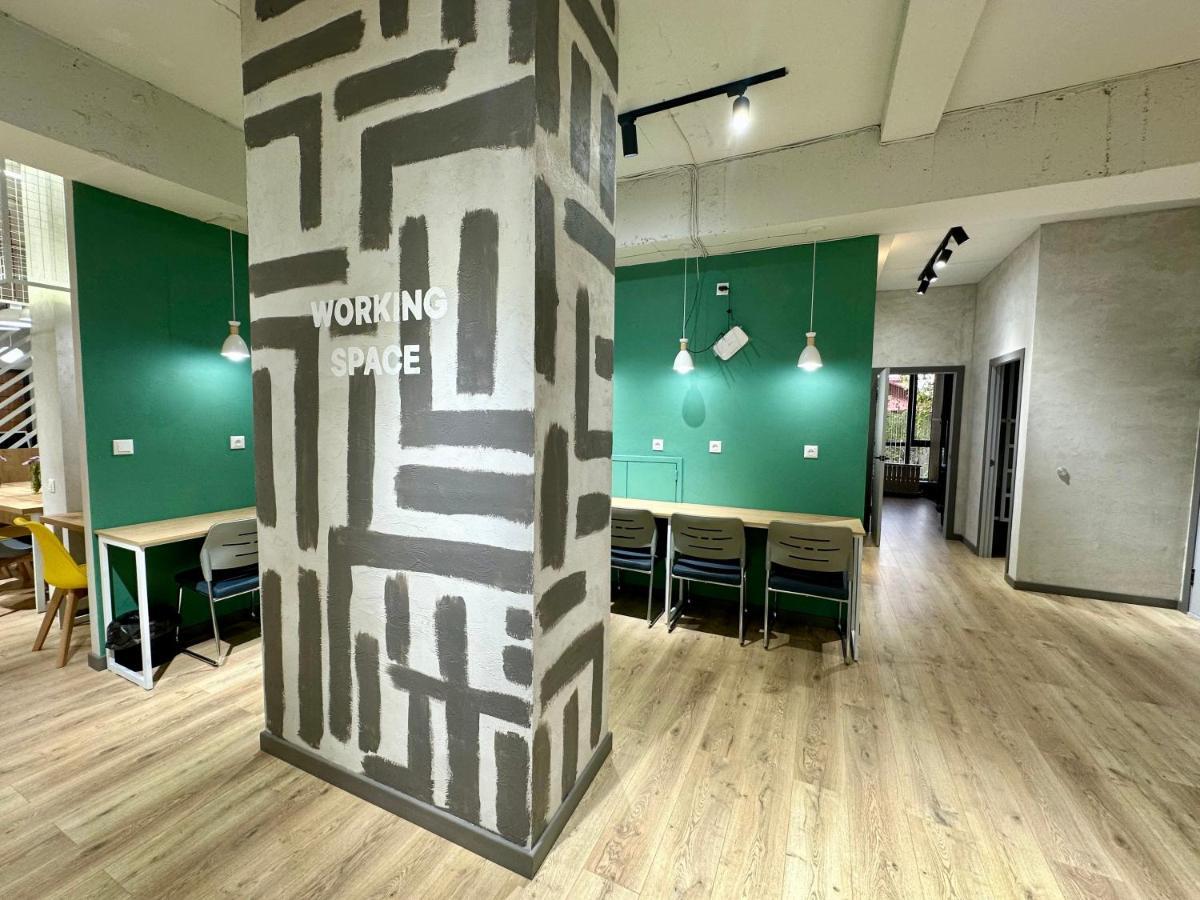 Izzzi Hostel Бишкек Екстериор снимка